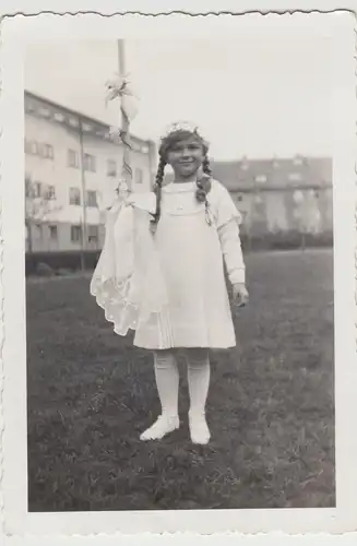 (F25425) Orig. Foto kleines Mädchen a. Wiese a. Wohnhaus, Konfirmation 1930er