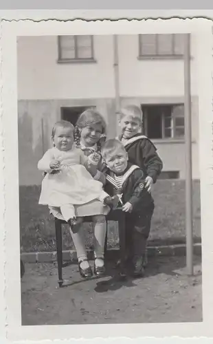 (F25424) Orig. Foto Kinder, Gruppenbild m. Stuhl vor Wohnhaus 1930er