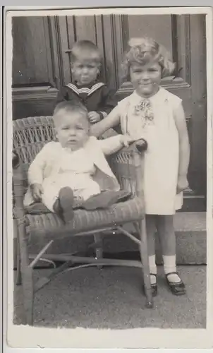 (F25423) Orig. Foto Kinder mit Korbstuhl 1930er