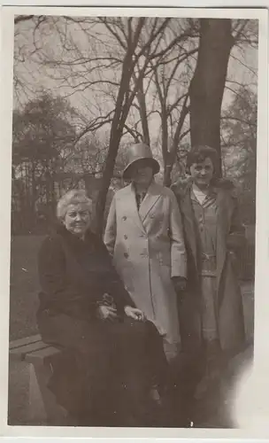 (F25420) Orig. Foto Frauen auf einer Parkbank, Spaziergang 1930er