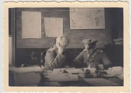 (F2542) Orig. Foto 2.WK, Stellung, am Schreibtisch, 1940er
