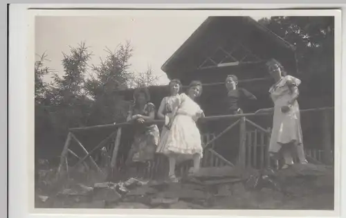 (F25419) Orig. Foto Frauen an einer Hütte bei Rengsdorf 1932