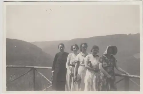 (F25415) Orig. Foto Frauen wandern bei Rengsdorf, Ausblick 1932