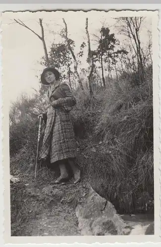 (F25413) Orig. Foto junge Frau mit Wanderstock 1932
