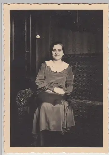 (F25412) Orig. Foto junge Frau auf dem Sofa 1930er