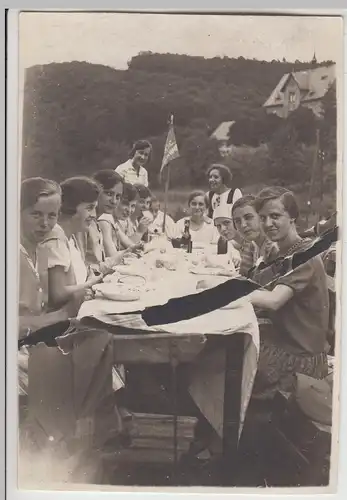 (F25403) Orig. Foto Frauen, Wandergruppe am Tisch im Freien 1930er
