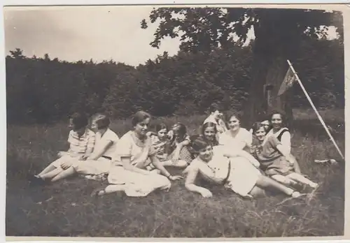 (F25397) Orig. Foto Frauen auf der Wiese 1930er