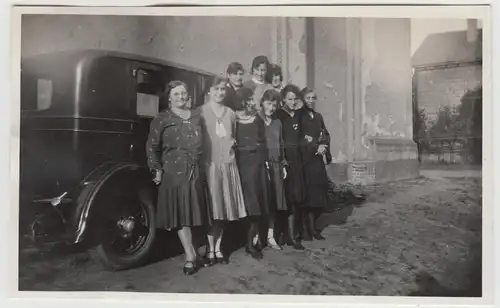 (F25395) Orig. Foto Frankfurt-Hausen, Personen m. Automobil an Kirche 1931