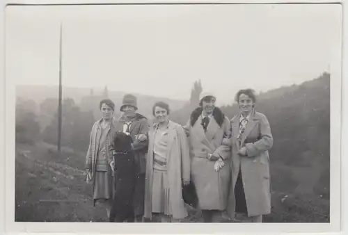 (F25392) Orig. Foto Frauen im Freien, Spaziergang 1930er