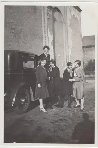 (F25391) Orig. Foto Frankfurt-Hausen, Personen m. Automobil an Kirche 1931