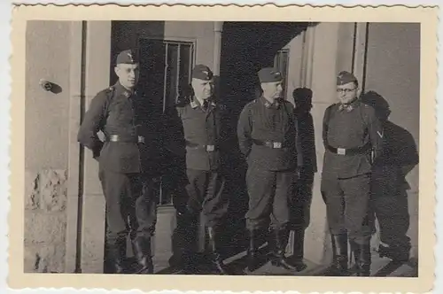 (F2539) Orig. Foto 2.WK, Luftwaffe-Soldaten vor Gebäudeeingang, 1940er