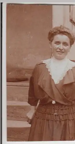 (F25385) Orig. Foto junge Frau an einem Gebäude 1920er