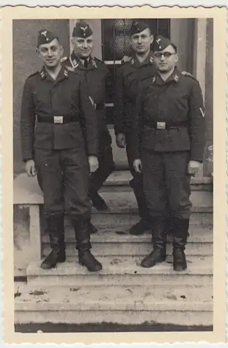 (F2538) Orig. Foto 2.WK, Luftwaffe-Soldaten auf Treppe, 1940er