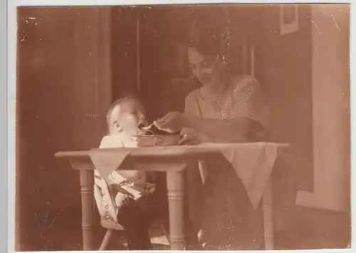 (F25377) Orig. Foto junge Mutter füttert ihren Sohn am Tisch 1925