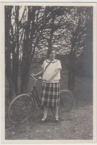 (F25355) Orig. Foto junge Frau unterwegs mit Fahrrad 1927