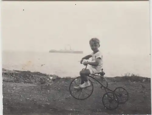 (F25352) Orig. Foto kleiner Junge auf Dreirad am Meer, Dampfer 1927