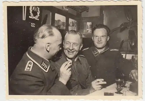 (F2535) Orig. Foto 2.WK, Luftwaffe-Angehörige in Gaststube, 1940er