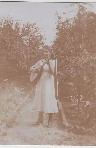 (F25345) Orig. Foto junge Frau mit Mandoline im Garten 1921