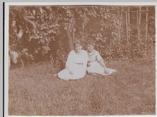 (F25344) Orig. Foto junge Frauen auf der Wiese am Haus 1921