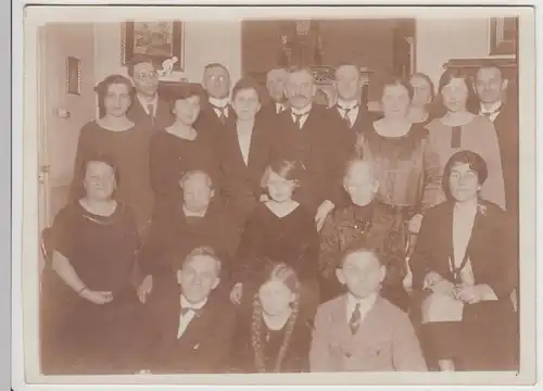(F25343) Orig. Foto Gruppenbild in Stube zur Konfirmation 1925
