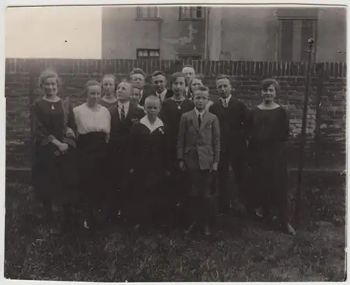 (F25339) Orig. Foto Kinder im Freien an Ziegelmauer 1924