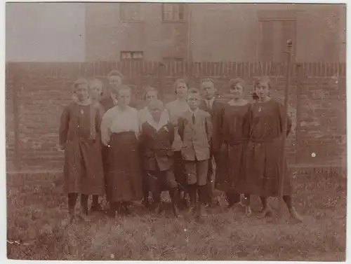 (F25338) Orig. Foto Kinder im Freien an Ziegelmauer 1924