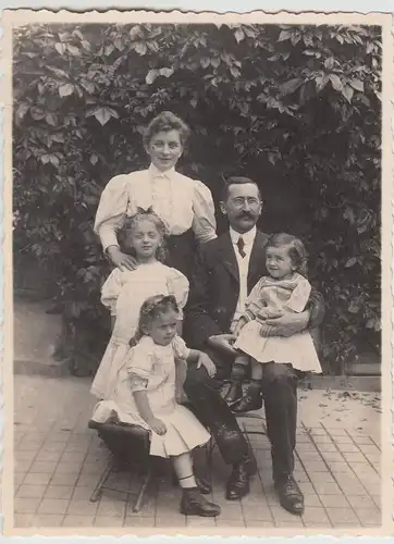 (F25331) Orig. Foto Familie m. 3 Mädchen im Freien 1911