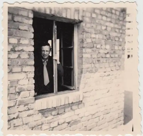 (F25319) Orig. Foto Hausbau, Mann schaut aus Fenster 1950er