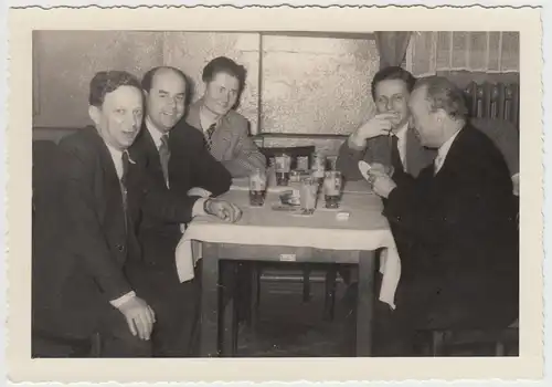 (F25317) Orig. Foto Männer sitzen an einem Biertisch 1950er