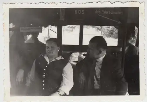 (F25316) Orig. Foto Personen in einem Omnibus 1950er