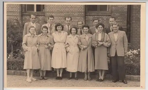 (F25312) Orig. Foto Personen im Freien, Gruppenbild vor Gebäude 1950er