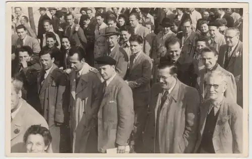 (F25310) Orig. Foto Personen im Freien, Versammlung Kundgebung Berlin 1950er