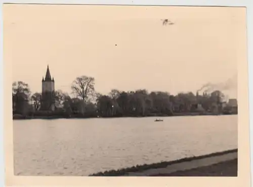 (F25309) Orig. Foto Kirche am Fluss o. Kanal bei Berlin 1950er