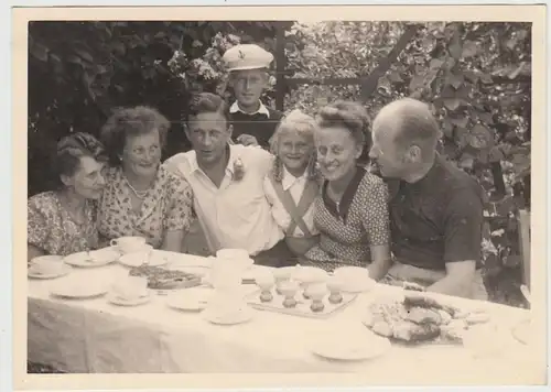 (F25307) Orig. Foto Personen am Kaffeetisch im Freien 1950er