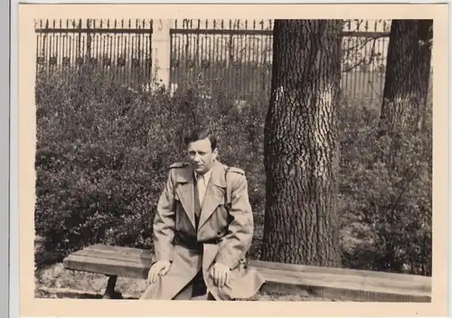 (F25306) Orig. Foto Mann sitzt auf einer Bank 1950er