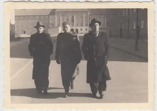 (F25305) Orig. Foto Berlin, Männer a. Olga-Benario-Prestes-Straße 1950er