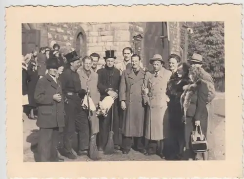 (F25304) Orig. Foto Personen vor einer Kirche, Hochzeit 1950er