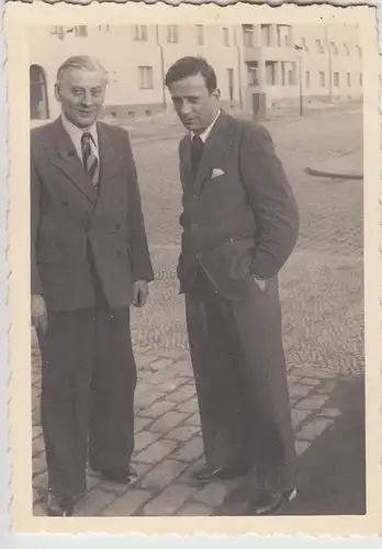 (F25302) Orig. Foto Berlin Prenzlauer Berg, Männer auf der Straße 1950er
