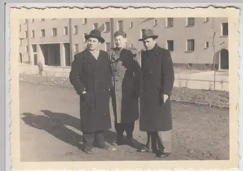 (F25298) Orig. Foto Berlin Prenzlauer Berg, Männer auf der Straße 1950er