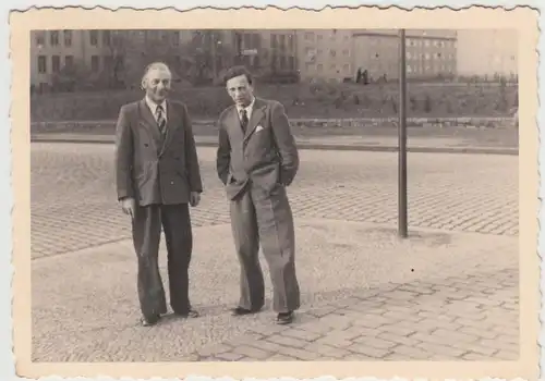 (F25297) Orig. Foto Berlin Prenzlauer Berg, Männer auf der Straße 1950er