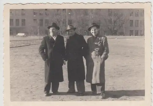 (F25296) Orig. Foto Berlin Prenzlauer Berg, Männer auf einem Platz 1950er