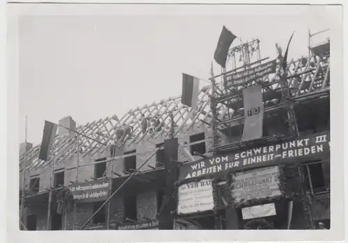 (F25280) Orig. Foto Aufbau Berlin, geschmücktes Haus a. Schwerpunkt III 1953