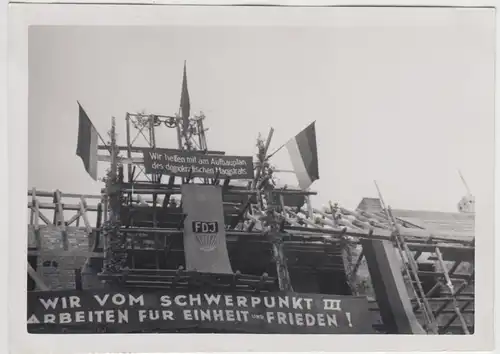 (F25279) Orig. Foto Aufbau Berlin, geschmücktes Haus a. Schwerpunkt III 1953