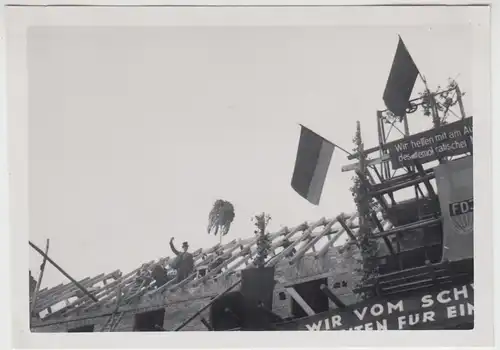 (F25278) Orig. Foto Aufbau Berlin, geschmücktes Haus a. Schwerpunkt III 1953