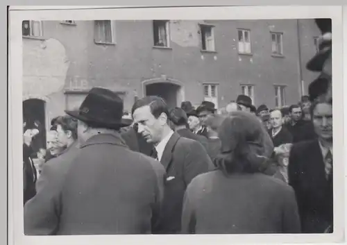 (F25277) Orig. Foto Berlin, Personen a. Straße 1953, Feier am Schwerpunkt III