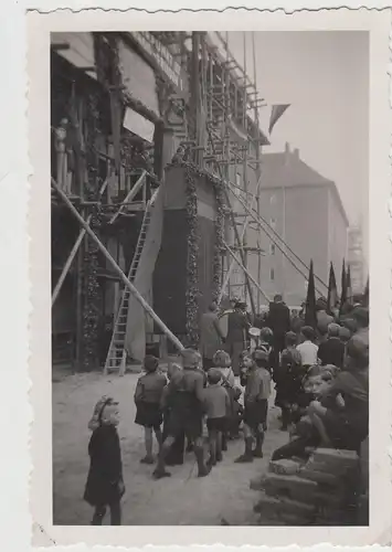 (F25275) Orig. Foto Aufbau Berlin, geschmücktes Haus a. Schwerpunkt III 1953