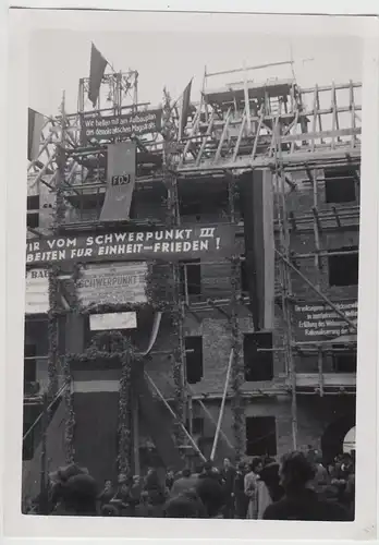 (F25273) Orig. Foto Aufbau Berlin, geschmücktes Haus a. Schwerpunkt III 1953