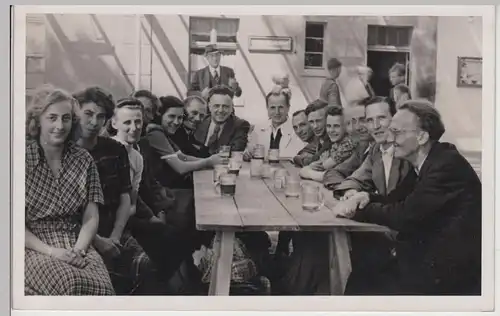 (F25272) Orig. Foto Personen m. Biergläsern am Tisch 1950er