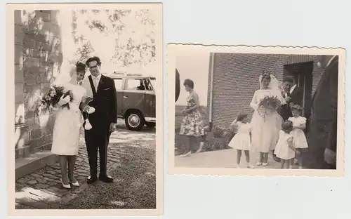 (F25254) Orig. Foto Hochzeit 1960er, Paar vor VW Bulli, Kinder im Kleidchen