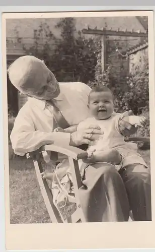 (F25253) Orig. Foto älterer Herr mit Kleinkind im Garten 1950/60er